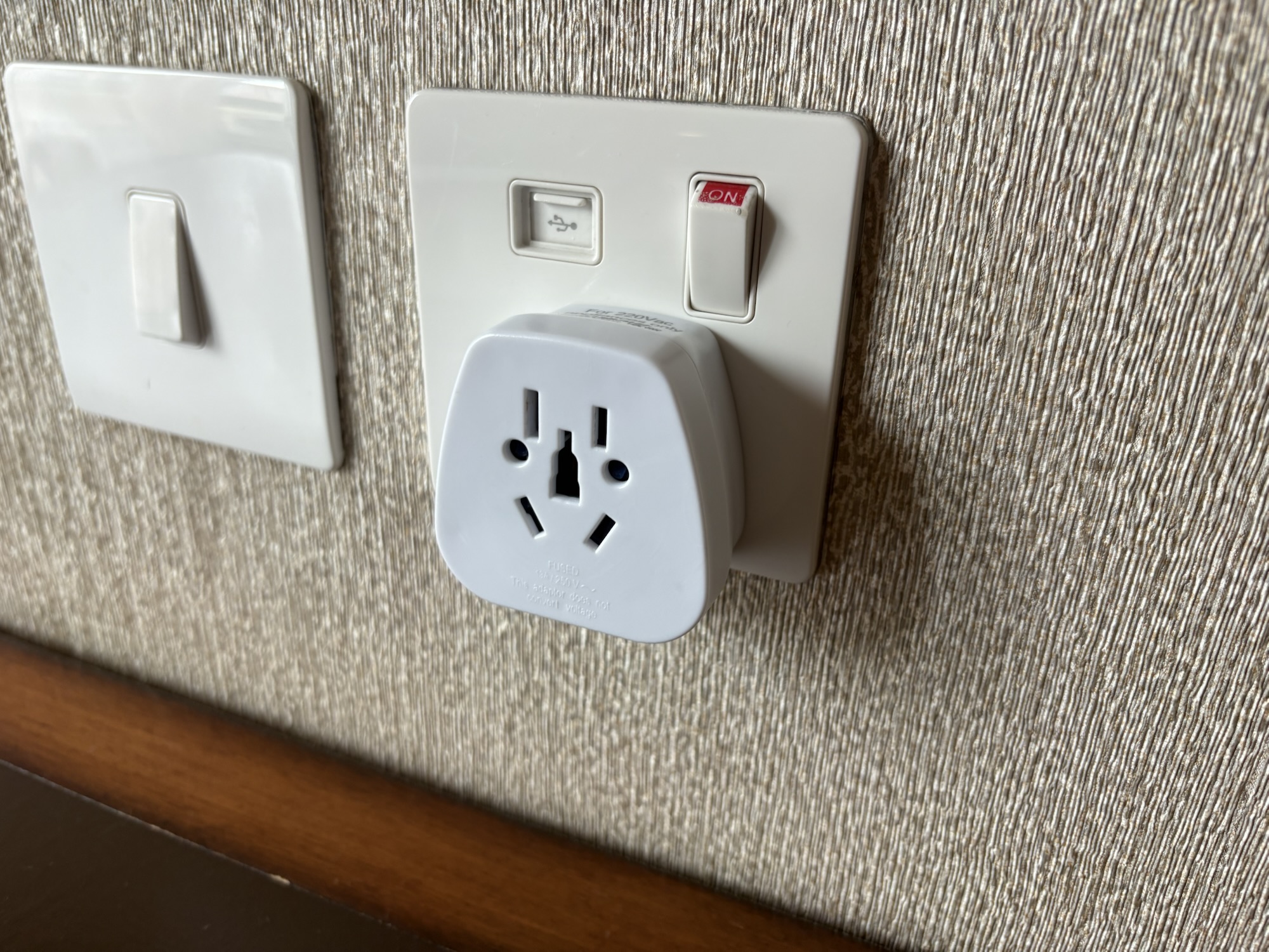 ディズニー エクスプローラーズ ロッジにコンセント変換器や充電コードはある？（Disney Explorers Lodge）